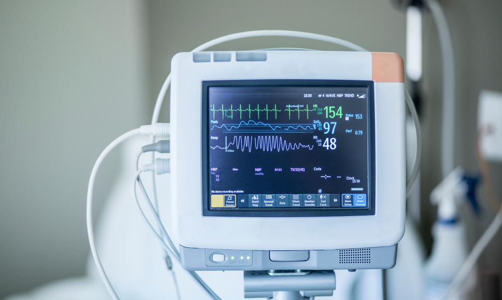 A clinic heart monitor showing healthy heart rate