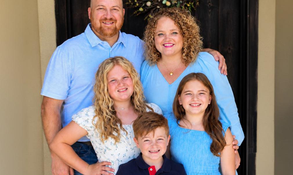 portrait of Kenny and Meghan Fisher with their three children