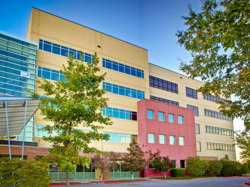 Exterior view of Warren Clinic Broken Arrow, which houses Marian Medical Clinic